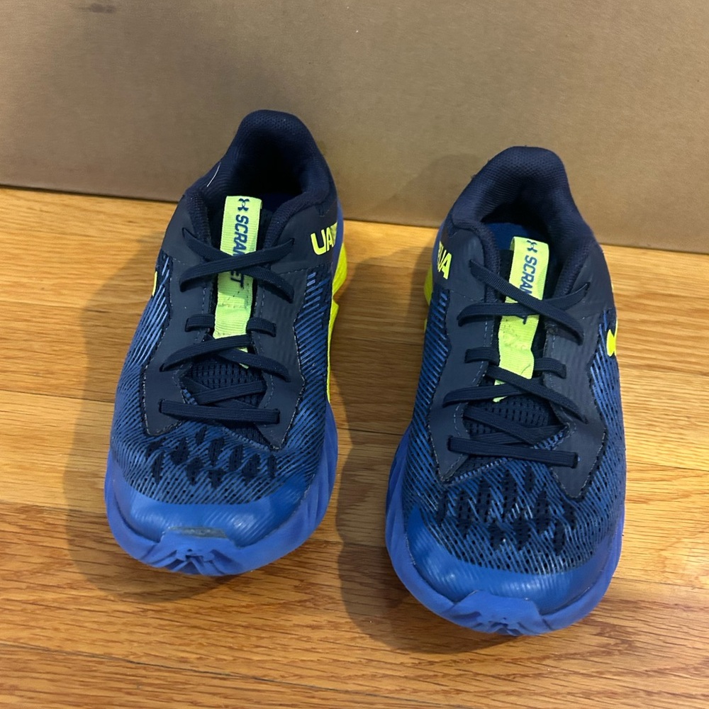 EUC Under Armour Scrambled sneakers 1Y